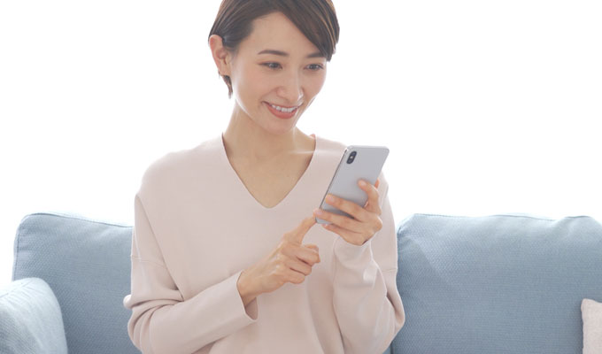 電話する女性